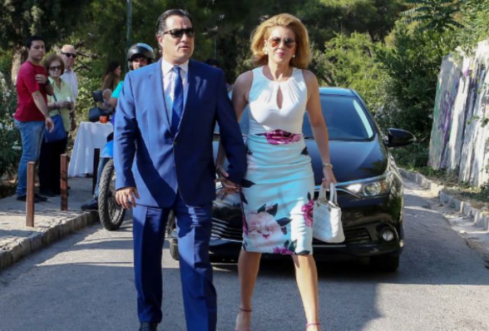 Έ&xi;&alpha;&lambda;&lambda;&omicron;&sigmaf; &omicron; Ά&delta;&omega;&nu;&iota;&sigmaf; &mu;&epsilon; &tau;&iota;&sigmaf; &phi;ή&mu;&epsilon;&sigmaf; ό&tau;&iota; &chi;&tau;ύ&pi;&eta;&sigma;&epsilon; &tau;&eta;&nu; &Mu;&alpha;&nu;&omega;&lambda;ί&delta;&omicron;&upsilon; - &laquo;&Phi;&tau;ά&nu;&epsilon;&iota; &mu;&epsilon; &tau;&alpha; &alpha;ί&sigma;&chi;&eta;&raquo;
