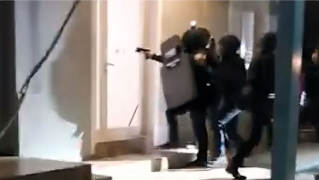 "Ντου" αστυνομικών σε σπίτι Ρομά - Εξαπατούσαν ηλικιωμένους ως «υπάλληλοι» του ΔΕΔΔΗΕ - Συλλήψεις και στην Κόρινθο (vd)