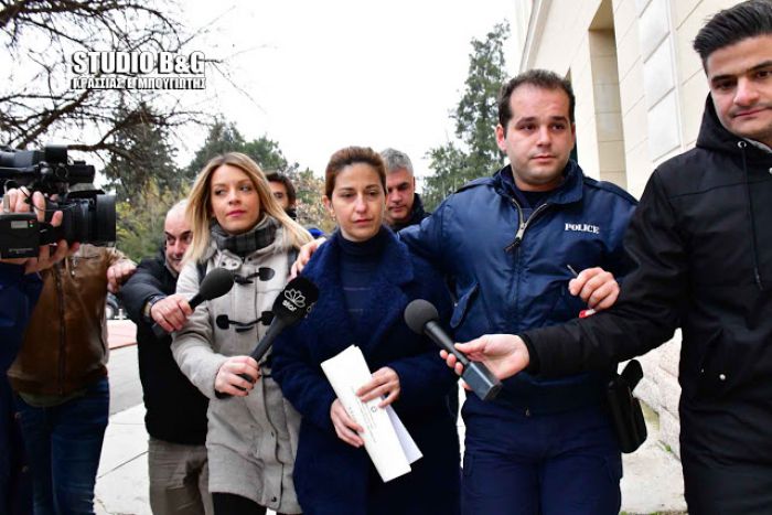 &Alpha;&rho;&gamma;&omicron;&lambda;ί&delta;&alpha; | &Xi;&alpha;&nu;&alpha;&zeta;&omega;&nu;&tau;&alpha;&nu;&epsilon;ύ&epsilon;&iota; &sigma;ή&mu;&epsilon;&rho;&alpha; &sigma;&tau;&omicron; &epsilon;&phi;&epsilon;&tau;&epsilon;ί&omicron; &Nu;&alpha;&upsilon;&pi;&lambda;ί&omicron;&upsilon; &eta; &upsilon;&pi;ό&theta;&epsilon;&sigma;&eta; &tau;&eta;&sigmaf; &laquo;&Mu;&alpha;ύ&rho;&eta;&sigmaf; &Chi;ή&rho;&alpha;&sigmaf;&raquo; (vd)