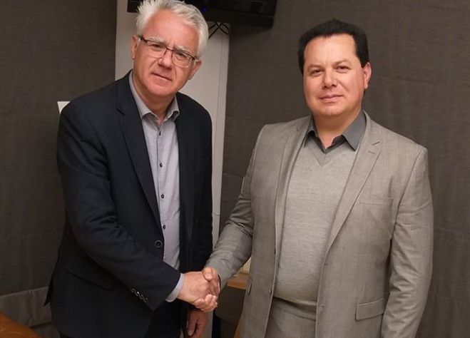 &Sigma;&tau;&eta; "&Nu;έ&alpha; &Tau;&rho;ί&pi;&omicron;&lambda;&eta;" &omicron; &Alpha;&gamma;&gamma;&epsilon;&lambda;ή&sigmaf; &Mu;&pi;&alpha;&rho;&lambda;&alpha;&mu;&pi;ά&sigmaf;