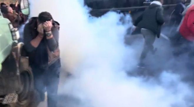 Δύο τραυματίες αγρότες μετά από συγκρούσεις με ΜΑΤ στη Θεσσαλία - Τρεις συλλήψεις