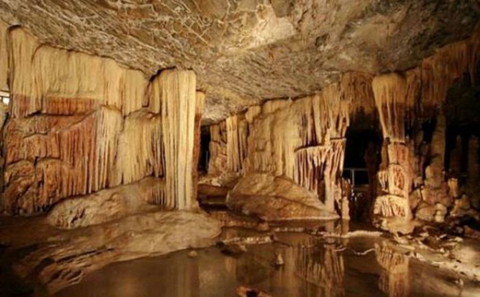 &Tau;&omicron; &pi;&rho;&omega;ί &tau;&eta;&sigmaf; &Kappa;&upsilon;&rho;&iota;&alpha;&kappa;ή&sigmaf; &eta; &beta;ό&lambda;&tau;&alpha; &mu;&epsilon; &pi;&omicron;&delta;ή&lambda;&alpha;&tau;&alpha; &sigma;&tau;&omicron;&nu; &kappa;ά&mu;&pi;&omicron; &tau;&eta;&sigmaf; &Mu;&alpha;&nu;&tau;&iota;&nu;&epsilon;ί&alpha;&sigmaf;