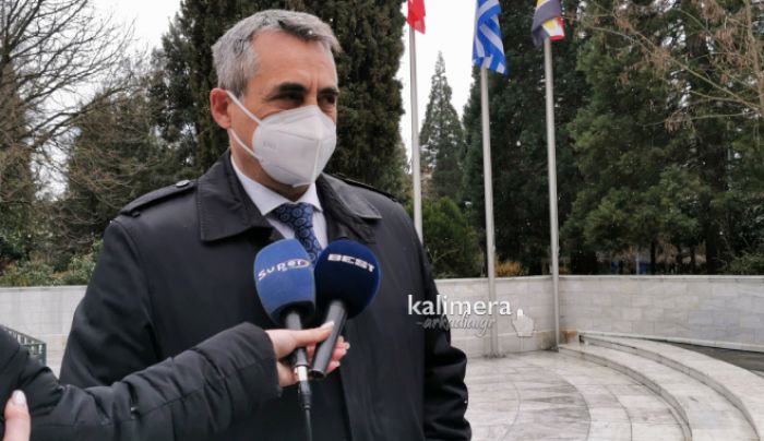 &Tau;&zeta;&iota;&omicron;ύ&mu;&eta;&sigmaf;: "Ό&lambda;&omicron;&iota; &omicron;&iota; Έ&lambda;&lambda;&eta;&nu;&epsilon;&sigmaf; &gamma;&iota;&omicron;&rho;&tau;ά&zeta;&omicron;&upsilon;&nu; &kappa;&alpha;&iota; &epsilon;ί&nu;&alpha;&iota; &upsilon;&pi;&epsilon;&rho;ή&phi;&alpha;&nu;&omicron;&iota; &gamma;&iota;&alpha; &tau;&alpha; 200 &chi;&rho;ό&nu;&iota;&alpha; &Epsilon;&lambda;&epsilon;&upsilon;&theta;&epsilon;&rho;ί&alpha;&sigmaf;" (vd)