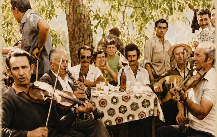 &laquo;&Sigma;&tau;&alpha; &Mu;&omicron;&nu;&omicron;&pi;ά&tau;&iota;&alpha; &tau;&eta;&sigmaf; &Kappa;&upsilon;&nu;&omicron;&upsilon;&rho;&iota;&alpha;&kappa;ή&sigmaf; &Mu;&omicron;&upsilon;&sigma;&iota;&kappa;ή&sigmaf;&raquo;