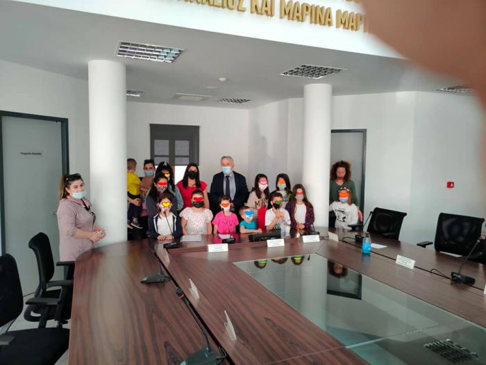 &Pi;&alpha;&iota;&delta;&iota;ά &alpha;&pi;ό &tau;&eta;&nu; &Kappa;&alpha;&rho;ύ&tau;&alpha;&iota;&nu;&alpha; &sigma;&upsilon;&nu;ά&nu;&tau;&eta;&sigma;&alpha;&nu; &tau;&omicron;&nu; &Delta;ή&mu;&alpha;&rho;&chi;&omicron; &Mu;&epsilon;&gamma;&alpha;&lambda;ό&pi;&omicron;&lambda;&eta;&sigmaf; - &Zeta;ή&tau;&eta;&sigma;&alpha;&nu; &pi;&alpha;&iota;&delta;&iota;&kappa;ή &chi;&alpha;&rho;ά!