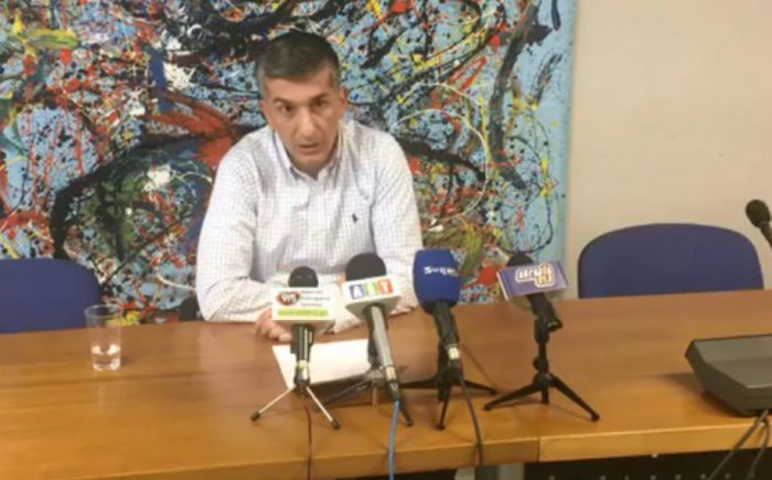 &Tau;&sigma;&alpha;&gamma;&kappa;&alpha;&rho;έ&lambda;&eta;&sigmaf;: "&Tau;&omicron; &theta;έ&mu;&alpha; &mu;&epsilon; &tau;&iota;&sigmaf; &Chi;&rho;&iota;&sigma;&tau;&omicron;&upsilon;&gamma;&epsilon;&nu;&nu;&iota;ά&tau;&iota;&kappa;&epsilon;&sigmaf; &epsilon;&kappa;&delta;&eta;&lambda;ώ&sigma;&epsilon;&iota;&sigmaf; ή&rho;&theta;&epsilon; &epsilon;&kappa;&tau;ό&sigmaf; &eta;&mu;&epsilon;&rho;ή&sigma;&iota;&alpha;&sigmaf; &delta;&iota;ά&tau;&alpha;&xi;&eta;&sigmaf;, &delta;&iota;ό&tau;&iota; &omicron;&iota; &eta;&mu;&epsilon;&rho;&omicron;&mu;&eta;&nu;ί&epsilon;&sigmaf; &epsilon;ί&nu;&alpha;&iota; &alpha;&sigma;&phi;&upsilon;&kappa;&tau;&iota;&kappa;έ&sigmaf;"
