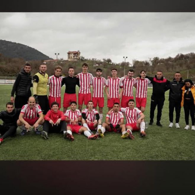 "&Eta; &phi;&alpha;&nu;έ&lambda;&alpha; &alpha;&lambda;&lambda;ά&zeta;&epsilon;&iota; &chi;έ&rho;&iota;&alpha;, &omicron;&iota; ά&nu;&theta;&rho;&omega;&pi;&omicron;&iota; &mu;&pi;&omicron;&rho;&epsilon;ί &nu;&alpha; &alpha;&lambda;&lambda;ά&zeta;&omicron;&upsilon;&nu;, &alpha;&lambda;&lambda;ά &eta; &omicron;&iota;&kappa;&omicron;&gamma;έ&nu;&epsilon;&iota;&alpha; &tau;&omicron;&upsilon; &Nu;&iota;&kappa;&eta;&tau;ά&rho;&alpha; &sigma;&upsilon;&nu;&epsilon;&chi;ί&zeta;&epsilon;&iota; &nu;&alpha; &mu;&epsilon;&gamma;&alpha;&lambda;ώ&nu;&epsilon;&iota;!"
