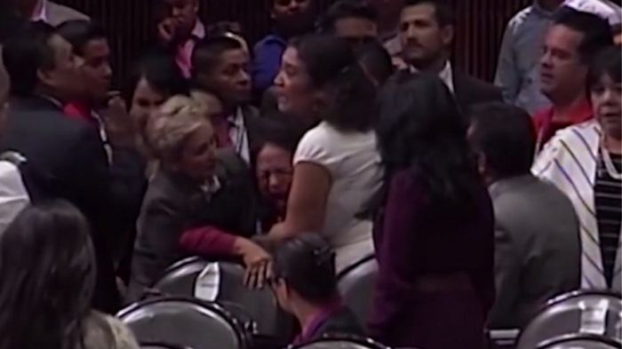 Μεξικό | Βουλευτής καταρρέει μέσα στη Βουλή όταν της ανακοίνωσαν ότι η κόρη της δολοφονήθηκε (vd)