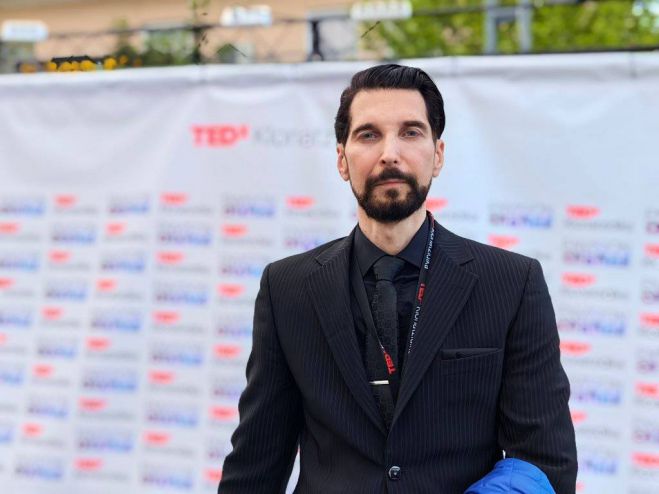 &Nu;ί&kappa;&omicron;&sigmaf; &Phi;&lambda;ώ&rho;&omicron;&sigmaf; &gamma;&iota;&alpha; TedXKlonatzidika | &Eta; &Tau;&rho;ί&pi;&omicron;&lambda;&eta; &pi;&epsilon;&rho;&nu;ά&epsilon;&iota; &sigma;&epsilon; &mu;&iota;&alpha; &nu;έ&alpha; &epsilon;&pi;&omicron;&chi;ή &pi;&omicron;&upsilon; &eta; &sigma;&kappa;&upsilon;&tau;ά&lambda;&eta; &alpha;&nu;ή&kappa;&epsilon;&iota; &sigma;&tau;&omicron;&upsilon;&sigmaf; &nu;έ&omicron;&upsilon;&sigmaf;!