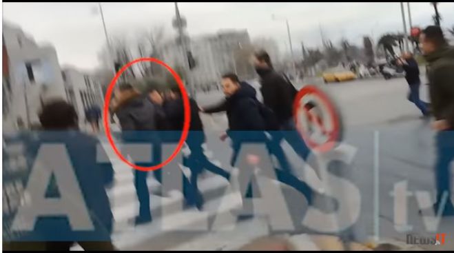 Η στιγμή της επίθεσης στον Κώστα Ζουράρι κατά τη διάρκεια του συλλαλητηρίου (vd)