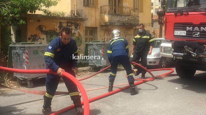 Φωτιά ξέσπασε σε εγκαταλελειμμένο σπίτι στην Τρίπολη (εικόνες)