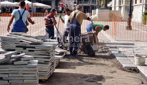 Άρχισε η πλακόστρωση στο τελευταίο κομμάτι της «Τ. Σεχιώτη» μέχρι τα φανάρια της «Παπαρρηγοπούλου» (vd)