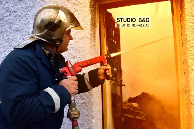 Αναμμένο καντήλι προκάλεσε φωτιά σε σπίτι στην Αργολίδα (εικόνες)