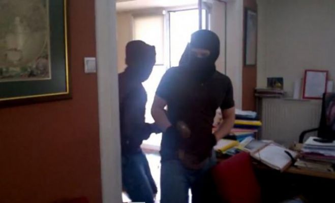 &Tau;&rho;&alpha;&upsilon;&mu;&alpha;&tau;ί&sigma;&tau;&eta;&kappa;&epsilon; &mu;έ&lambda;&omicron;&sigmaf; &tau;&omicron;&upsilon; "&Rho;&omicron;&upsilon;&beta;ί&kappa;&omega;&nu;&alpha;" &sigma;&pi;ά&zeta;&omicron;&nu;&tau;&alpha;&sigmaf; &tau;&omicron; &gamma;&rho;&alpha;&phi;&epsilon;ί&omicron; &tau;&eta;&sigmaf; &sigma;&upsilon;&mu;&beta;&omicron;&lambda;&alpha;&iota;&omicron;&gamma;&rho;ά&phi;&omicron;&upsilon; (vd)