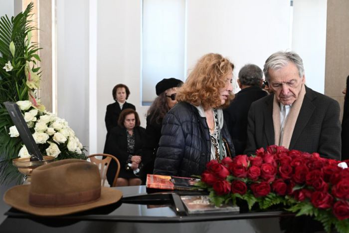 Συντετριμμένος ο Αρκάς Κώστας Γαβράς στην κηδεία του Βασίλη Βασιλικού