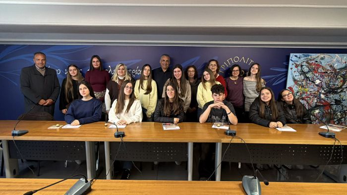 &Upsilon;&pi;&omicron;&delta;&omicron;&chi;ή &alpha;&pi;&omicron;&sigma;&tau;&omicron;&lambda;ή&sigmaf; Erasmus &sigma;&tau;&omicron; &Nu;έ&omicron; &Delta;&eta;&mu;&alpha;&rho;&chi;&epsilon;ί&omicron; &Tau;&rho;ί&pi;&omicron;&lambda;&eta;&sigmaf; &alpha;&pi;ό &tau;&omicron;&nu; &Kappa;ώ&sigma;&tau;&alpha; &Tau;&zeta;&iota;&omicron;ύ&mu;&eta; (&epsilon;&iota;&kappa;ό&nu;&epsilon;&sigmaf; - &beta;ί&nu;&tau;&epsilon;&omicron;)