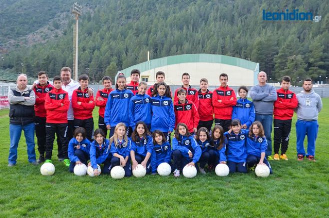 Προσφορά αθλητικού υλικού από την Εύη Τατούλη στον Ολυμπιακό Λεωνιδίου (vd)