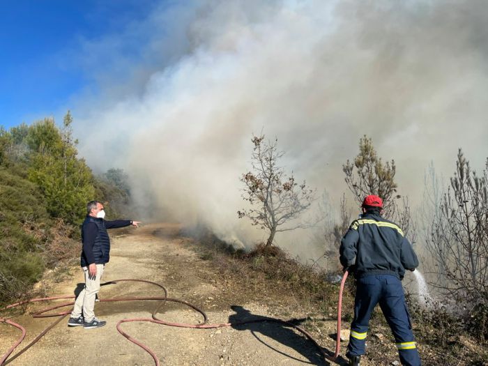 Πυρκαγιά στο Κεραστάρι | Ελικόπτερο και αεροσκάφος στην προσπάθεια κατάσβεσης (vd)