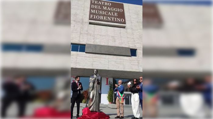 Γλυπτό του Νίκου Φλώρου αποκαλύφθηκε στην Όπερα της Φλωρεντίας - Τυλιγμένη με την ελληνική σημαία η Μαρία Κάλλας! (vd)