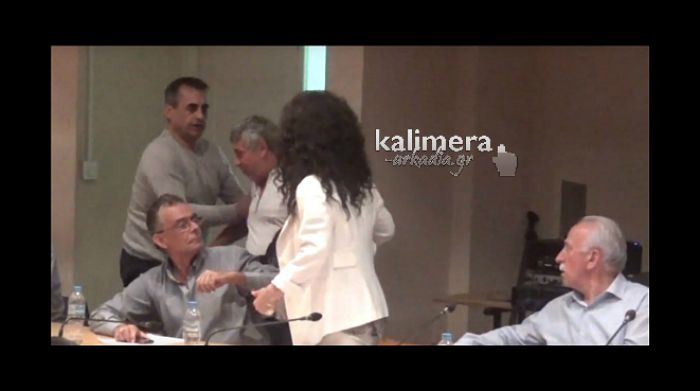 "Ξέφυγε" η κατάσταση στο Δημοτικό Συμβούλιο | "Μην με ακουμπάς" - "Είστε ανόητοι και αγράμματοι"! (vd)
