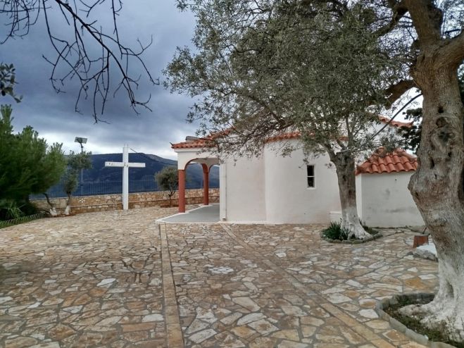 Θεία λειτουργία στο εξωκλήσι της Αγίας Παρασκευής στα Κάτω Δολιανά