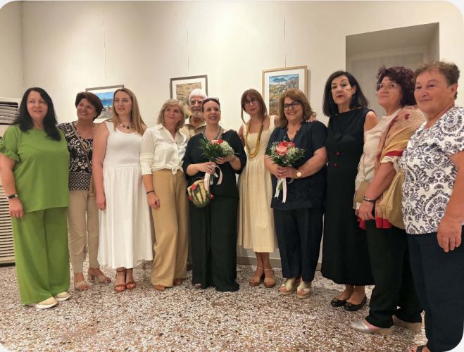 &Lambda;&epsilon;&beta;ί&delta;&iota; | &Sigma;&epsilon; &kappa;&lambda;ί&mu;&alpha; &sigma;&upsilon;&gamma;&kappa;ί&nu;&eta;&sigma;&eta;&sigmaf; &tau;&alpha; &epsilon;&gamma;&kappa;&alpha;ί&nu;&iota;&alpha; &tau;&eta;&sigmaf; έ&kappa;&theta;&epsilon;&sigma;&eta;&sigmaf; &zeta;&omega;&gamma;&rho;&alpha;&phi;&iota;&kappa;ή&sigmaf; &laquo;&Mu;&Nu;&Eta;&Mu;&Epsilon;&Sigma; &amp; &Chi;&Rho;&Omega;&Mu;&Alpha;&Tau;&Alpha;&raquo; (&epsilon;&iota;&kappa;ό&nu;&epsilon;&sigmaf;)