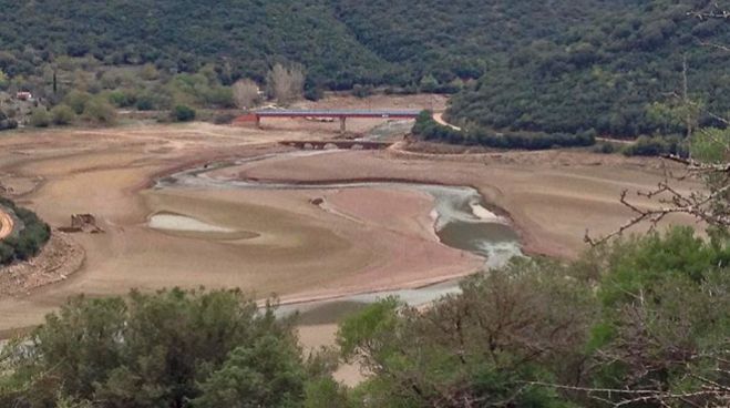 Μειώνεται η στάθμη της λίμνης Λάδωνας και αποκαλύπτεται το γεφύρι της Κυράς!