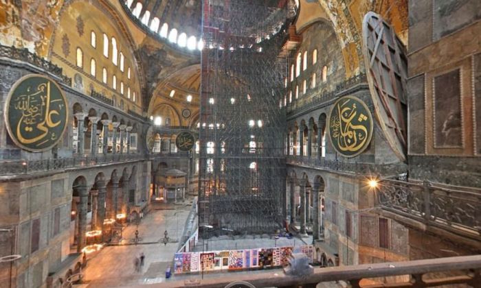 Νέα πρόκληση από τους Τούρκους: Διάβασαν το Κοράνι μέσα στην Αγιά Σοφιά (vd)