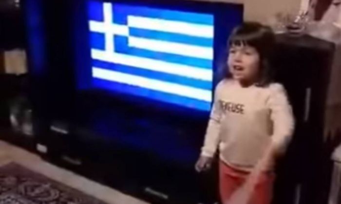 Κοριτσάκι τραγουδάει με... τρελό πάθος τον Εθνικό μας Ύμνο! (vd)
