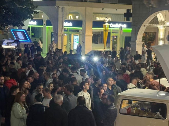 Νυχτερινό πάρτι με DJ και πολύ κόσμο στην πλατεία Αγίου Βασιλείου (εικόνες - βίντεο)