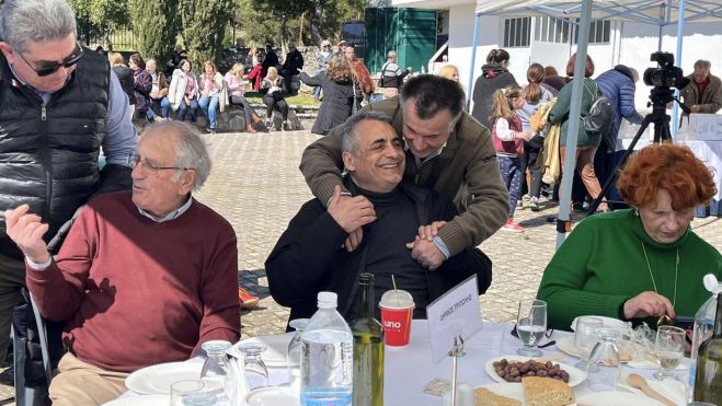 &Tau;&zeta;&iota;&omicron;ύ&mu;&eta;&sigmaf;: "&Eta; &Tau;&rho;ί&pi;&omicron;&lambda;&eta; &gamma;&iota;ό&rho;&tau;&alpha;&sigma;&epsilon; &pi;&alpha;&rho;&alpha;&delta;&omicron;&sigma;&iota;&alpha;&kappa;ά &kappa;&alpha;&iota; &phi;έ&tau;&omicron;&sigmaf; &tau;&alpha; &kappa;&omicron;ύ&lambda;&omicron;&upsilon;&mu;&alpha; &sigma;&tau;&eta;&nu; &Alpha;&gamma;ί&alpha; &Tau;&rho;&iota;ά&delta;&alpha; &sigma;&tau;&omicron; &Sigma;έ&chi;&iota;!" (vd)
