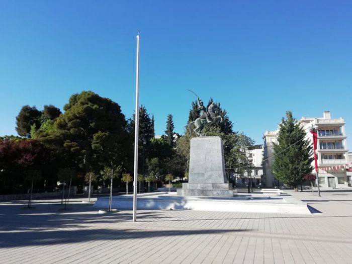 Αλλοδαπός από τη Συρία κατέβασε την ελληνική σημαία δίπλα από το άγαλμα Κολοκοτρώνη