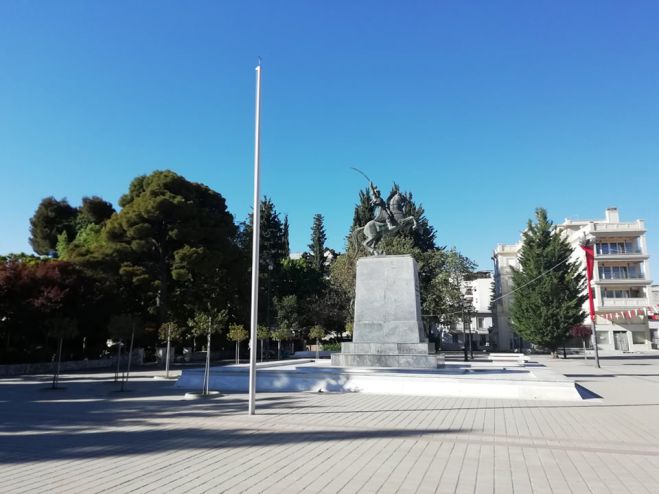 Αλλοδαπός από τη Συρία κατέβασε την ελληνική σημαία δίπλα από το άγαλμα Κολοκοτρώνη