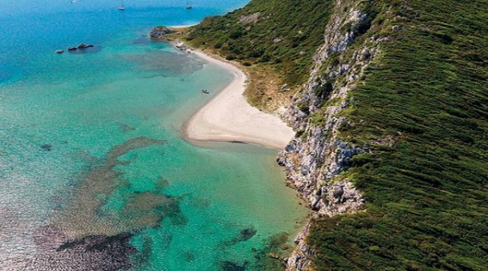 15+1 εκπληκτικές καλά «κρυμμένες» παραλίες | Ποια είναι στην Πελοπόννησο!