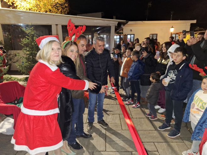 Η φωταγώγηση του Χριστουγεννιάτικου Χωριού του Αη Βασίλη στην Καστάνιτσα (εικόνες)