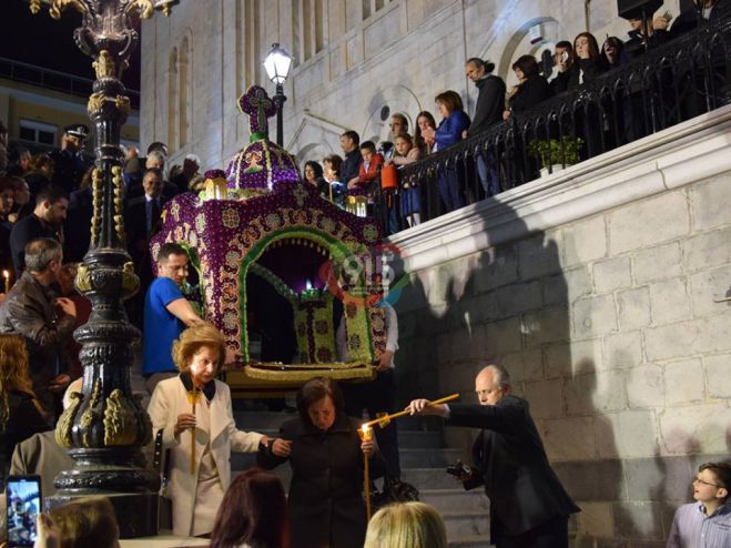 Η συνάντηση των Επιταφίων στην κεντρική πλατεία της Τρίπολης (vd)