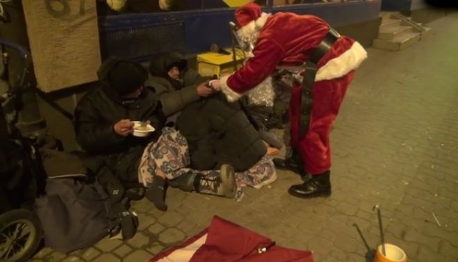 Όταν δείτε τι έκανε αυτός ο Άγιος Βασίλης, θα δακρύσετε! (vd)