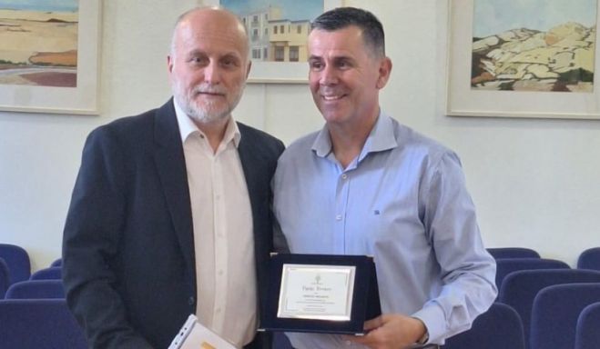 &Sigma;&tau;&omicron;&nu; &Pi;&omicron;&lambda;ύ&gamma;&upsilon;&rho;&omicron; &eta; &sigma;&upsilon;&nu;&epsilon;&delta;&rho;ί&alpha;&sigma;&eta; &tau;&eta;&sigmaf; Έ&nu;&omega;&sigma;&eta;&sigmaf; &Delta;&eta;&mu;&omicron;&tau;&iota;&kappa;ώ&nu; &Mu;&Mu;&Epsilon; &Epsilon;&lambda;&lambda;ά&delta;&alpha;&sigmaf; | &Tau;&rho;. &Sigma;&omega;&tau;&eta;&rho;ό&pi;&omicron;&upsilon;&lambda;&omicron;&sigmaf;: "&Pi;&rho;&omicron;&sigma;&tau;&alpha;&tau;&epsilon;ύ&omicron;&upsilon;&mu;&epsilon; &tau;&omicron; &delta;&eta;&mu;ό&sigma;&iota;&omicron; &chi;&alpha;&rho;&alpha;&kappa;&tau;ή&rho;&alpha; &tau;&omega;&nu; &delta;&eta;&mu;&omicron;&tau;&iota;&kappa;ώ&nu; &Mu;&Mu;&Epsilon;"