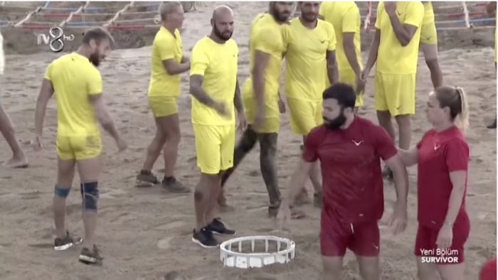 Survivor | &Tau;&omicron;ύ&rho;&kappa;&omicron;&iota; &kappa;&alpha;&iota; &Rho;&omicron;&upsilon;&mu;ά&nu;&omicron;&iota; &pi;&alpha;&rho;&alpha;&lambda;ί&gamma;&omicron; &nu;&alpha; &pi;&alpha;ί&xi;&omicron;&upsilon;&nu; &xi;ύ&lambda;&omicron; (vd)