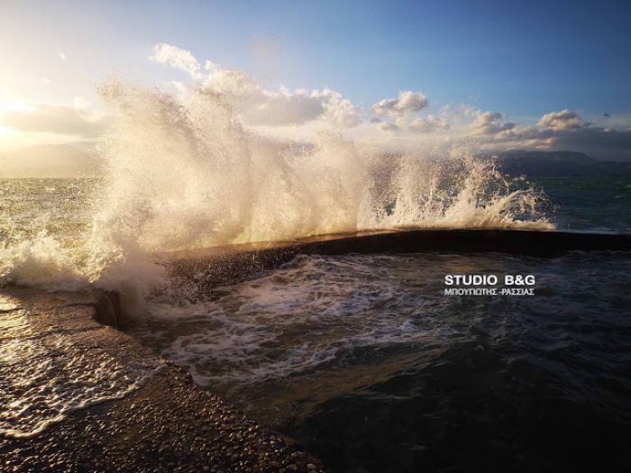 Μεγάλα κύματα σήκωσαν οι βοριάδες στο Ναύπλιο! (εικόνες)