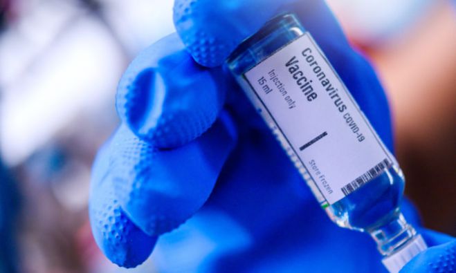 AstraZeneca | "&Sigma;&tau;&omicron; &tau;έ&lambda;&omicron;&sigmaf; &tau;&omicron;&upsilon; 2020 &omicron;&iota; &pi;&rho;ώ&tau;&epsilon;&sigmaf; &delta;ό&sigma;&epsilon;&iota;&sigmaf; &epsilon;&mu;&beta;&omicron;&lambda;ί&omicron;&upsilon; &gamma;&iota;&alpha; &tau;&omicron;&nu; &kappa;&omicron;&rho;&omega;&nu;&omicron;ϊό"