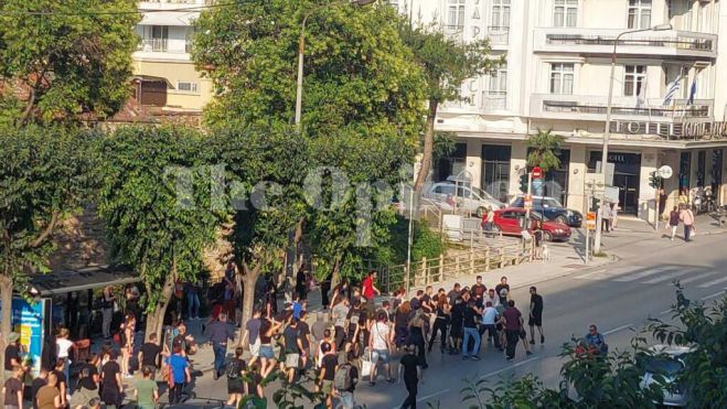 Θεσσαλονίκη | Στο νοσοκομείο μέλη του ΣΥΡΙΖΑ – Δέχθηκαν επίθεση στη διαμαρτυρία για τη Πύλο (vd)
