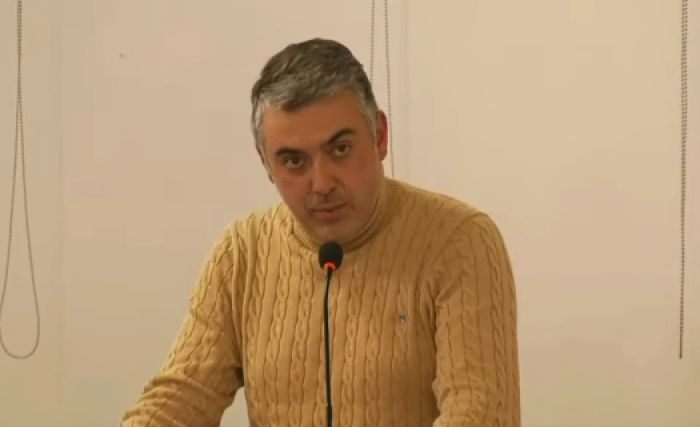 &Gamma;&iota;ά&nu;&nu;&eta;&sigmaf; &Nu;&iota;&kappa;&omicron;&lambda;ά&omicron;&upsilon;: "&Sigma;ή&mu;&epsilon;&rho;&alpha;, &omicron; &alpha;&pi;&omicron;&lambda;&omicron;&gamma;&iota;&sigma;&mu;ό&sigmaf; ό&lambda;&omega;&nu; &sigma;&alpha;&sigmaf;, &tau;&omicron;&upsilon; &Pi;&epsilon;&rho;&iota;&phi;&epsilon;&rho;&epsilon;&iota;ά&rho;&chi;&eta; &kappa;&alpha;&iota; &tau;&omega;&nu; &Alpha;&nu;&tau;&iota;&pi;&epsilon;&rho;&iota;&phi;&epsilon;&rho;&epsilon;&iota;ά&rho;&chi;&omega;&nu;, &epsilon;ί&nu;&alpha;&iota; έ&nu;&alpha;&sigmaf; &mu;&omicron;&nu;ό&lambda;&omicron;&gamma;&omicron;&sigmaf; &pi;&omicron;&upsilon; &alpha;&upsilon;&tau;&omicron;&theta;&alpha;&upsilon;&mu;ά&zeta;&epsilon;&sigma;&tau;&epsilon;"