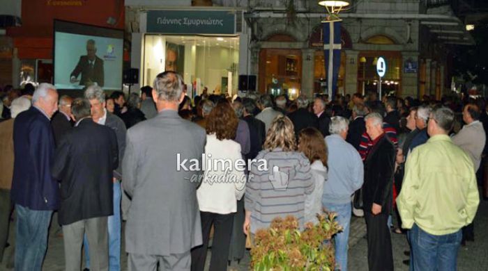 Κόσμος παρακολούθησε τη συνέντευξη Σμυρνιώτη σε γιγαντοοθόνη έξω από το εκλογικό κέντρο (εικόνες)