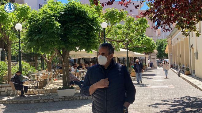 &Pi;&iota;&omicron; ό&mu;&omicron;&rho;&phi;&eta; &kappa;&alpha;&iota; &pi;&iota;&omicron; &epsilon;&lambda;&kappa;&upsilon;&sigma;&tau;&iota;&kappa;ή &eta; &Sigma;&tau;&omicron;ά &Alpha;&theta;&alpha;&nu;&alpha;&sigma;&iota;ά&delta;&eta; - &Tau;&zeta;&iota;&omicron;ύ&mu;&eta;&sigmaf;: &laquo;&Alpha;&nu;&alpha;&beta;&alpha;&theta;&mu;ί&zeta;&omicron;&upsilon;&mu;&epsilon; &tau;&eta;&nu; &epsilon;&iota;&kappa;ό&nu;&alpha; &tau;&eta;&sigmaf; &pi;ό&lambda;&eta;&sigmaf;&raquo; (vd)