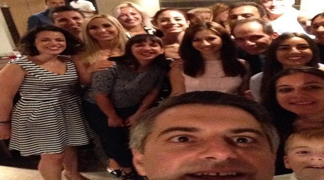 Η selfie του Οδυσσέα με νέα παιδιά από την ομιλία του σε ετεροδημότες!