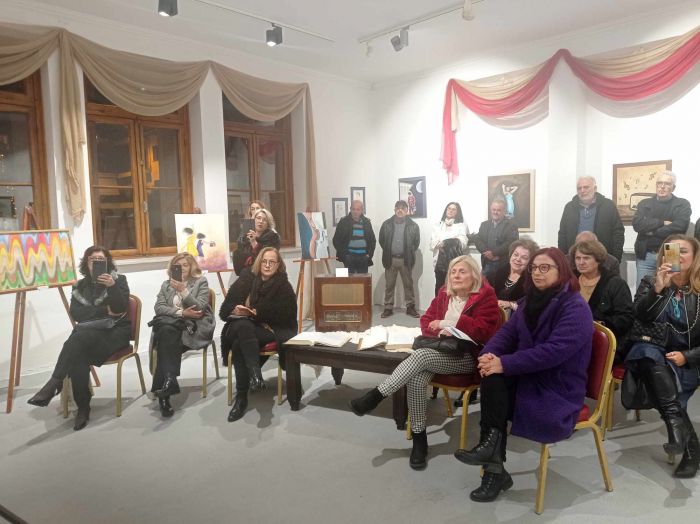 &Alpha;&upsilon;&lambda;&alpha;ί&alpha; &gamma;&iota;&alpha; &tau;&eta;&nu; έ&kappa;&theta;&epsilon;&sigma;&eta; &mu;&epsilon; &theta;έ&mu;&alpha; &tau;&omicron; &rho;&alpha;&delta;&iota;ό&phi;&omega;&nu;&omicron; &sigma;&tau;&eta;&nu; &Tau;&rho;ί&pi;&omicron;&lambda;&eta; (&epsilon;&iota;&kappa;ό&nu;&epsilon;&sigmaf;)