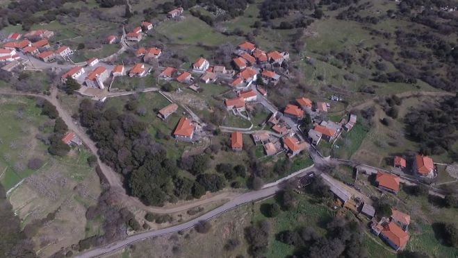 Ταξίδι με drone πάνω από το χωριό Βάγγου! (vd)