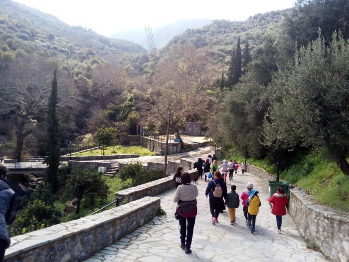 Σε “Γλάστρες με Λουλούδια“ μετατρέπουν τα σκουπίδια στα Σαπουνακαίικα Κυνουρίας