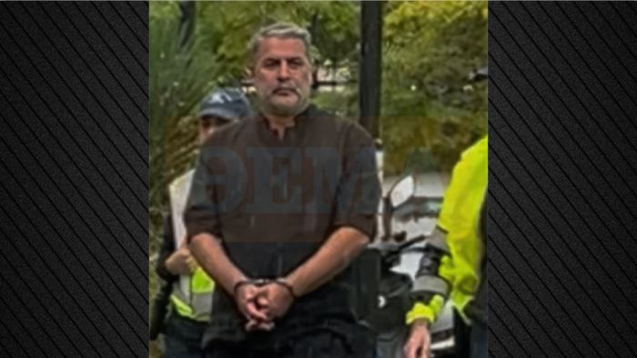 Με χειροπέδες ο Βασίλης Μπισμπίκης στην Ευελπίδων, απολογείται για το τροχαίο που προκάλεσε στη Φιλοθέη